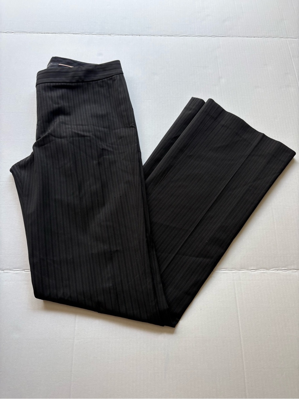 Elie Tahari gray pinstripe dress pants. Size 4